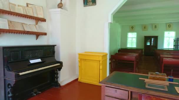 イギリスのパーイアスラヴ 2021年5月22日 本格的な家具を備えた古い村の学校のヴィンテージ教室のパノラマ ブラックボード 教師のテーブル 生徒の机 ピアノのコーナー 5月22日 — ストック動画