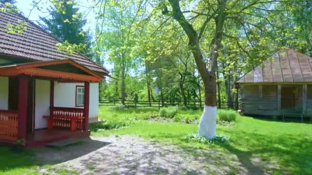 乌克兰Pereiaslav Scansen 牧师的哈塔房子 其郁郁葱葱的绿色花园和背景中的村庄木制教堂的全景 — 图库视频影像