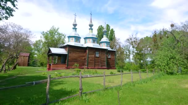 역사적 교회의 파노라마와 초가지 하우스 우크라 페레이 라프의 — 비디오