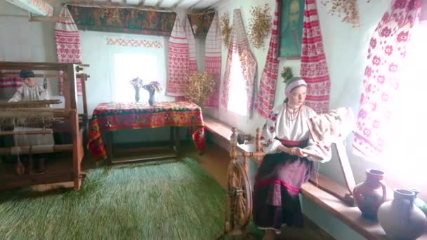 パーイアスラヴ イギリスラヴ 2021年5月22日 回転車輪 手織り 古い木製の家具 そして多くの手作りの刺繍されたラシュニーク 儀式的な布 装飾的なタオル プラハスラフで5月22日 — ストック動画