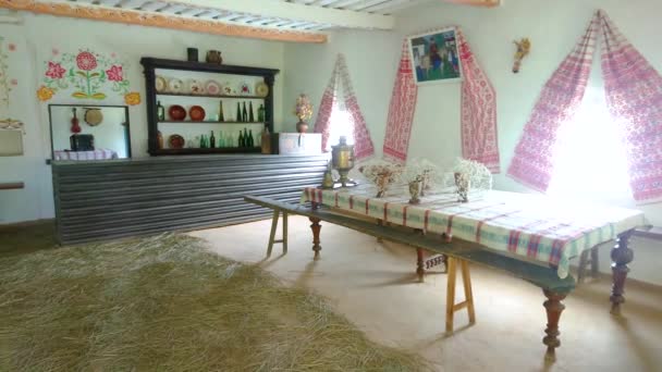 イギリスのPeriaslav 2021年5月22日 ヴィンテージ家具 テーブルウェア サンバル ビール プラハスラフスカンセンのカスクを備えた伝統的なウクライナのシノック バーン レストラン の歴史的なインテリアのパノラマ — ストック動画