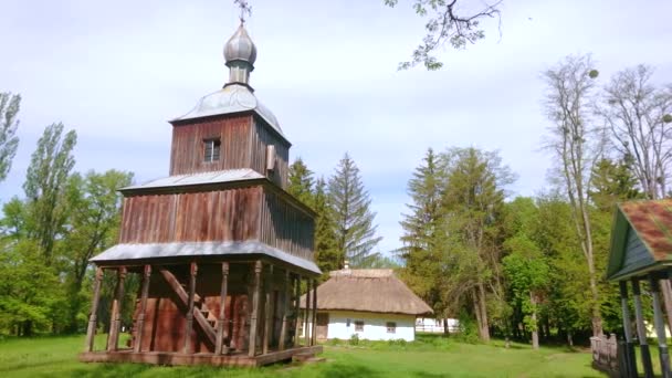 Πανόραμα Της Ξύλινης Εκκλησίας Μεσολάβησης Είναι Καμπαναριό Και Σπίτι Hata — Αρχείο Βίντεο