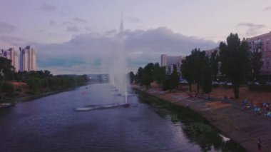 Rusanivsky Kanalı 'nda akşam. Çeşme gösterisi, Kyiv, Ukrayna