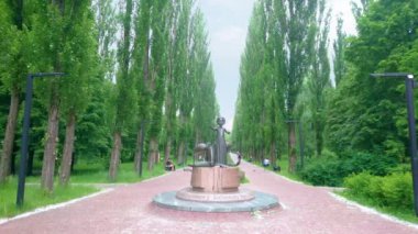 KYIV, UKRAINE - 18 Mayıs 2021: 18 Mayıs 'ta Babyn Yar Soykırım Anıt Parkı' nda idam edilen çocuklar için anıt