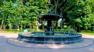 Mariinskyi Parkı 'nda bulunan ve yemyeşil ağaçlarla çevrili tarihi Termen Çeşmesi, Kyiv, Ukrayna