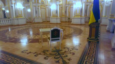 KYIV, UKRAINE - 25 Haziran 2021: Mariinskyi Sarayı 'nın klasik Beyaz Salon Panoraması (resepsiyon, tören salonu) kalıplı, yaldızlı, süslemeli parke ve cam avizeli, Kyiv' de 25 Haziran