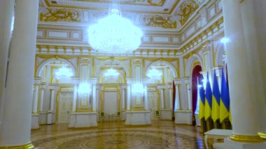 KYIV, UKRAINE - 25 Haziran 2021: Mariinskyi Sarayı 'nın Beyaz Salonu' ndaki manzaralı süsleme, çarpıcı duvarlar ve cam avize, 25 Haziran 'da Kyiv' de