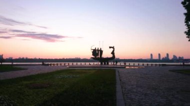 Navodnitsky Parkı boyunca Şehir Kurucuları Anıtı ve Dinyeper Nehri kıyısı, Kyiv, Ukrayna