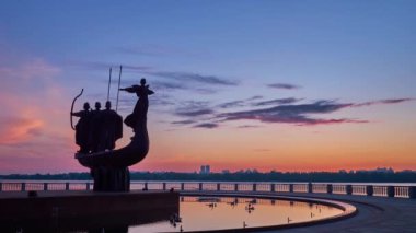 Şehir Kurucuları Anıtı (Kyi, Shchek, Khoryv, Khoryv ve kız kardeşleri Lybid), Kyiv, Ukrayna manzaralı Dnieper Nehri kıyısındaki güneşin doğuşu zamanı