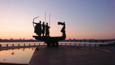 Navodnitsky Park 'ta, Dinyeper Nehri, Pechersk, Kyiv, Ukrayna seti üzerinde yer alan Şehir Kurucuları Anıtı' nın gündoğumu manzarası.