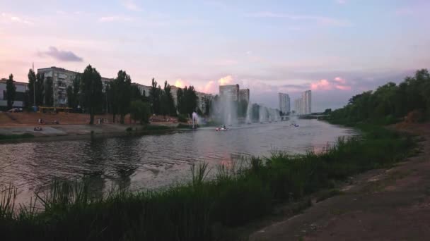 ローザンビフスキー噴水は ウクライナのキエフ左岸で最も人気のあるランドマークの1つです — ストック動画