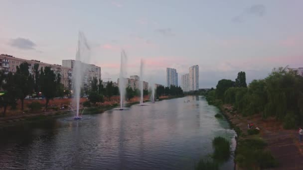 ウクライナのキエフで風光明媚なロシアの噴水と紫の夕暮れをお楽しみください — ストック動画