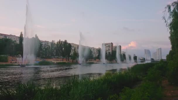 同じ名前の運河 緑豊かな緑の公園と住宅高層ビル キエフ ウクライナに囲まれたロシアの噴水の背の高いウォータージェット — ストック動画