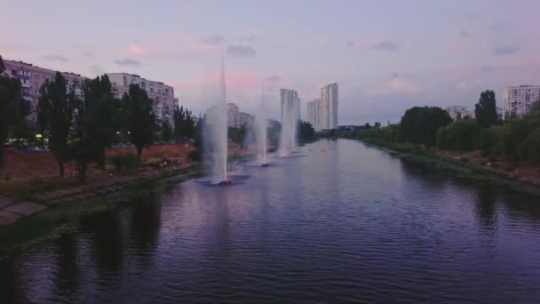 Cielo Púrpura Del Atardecer Refleja Superficie Del Canal Rusanivsky Con — Vídeos de Stock