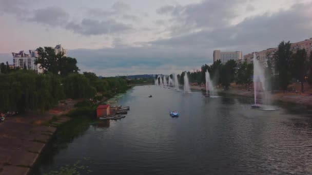 Schemerige Lucht Boven Fonteinen Van Rusanivsky Canal Omgeven Door Groen — Stockvideo