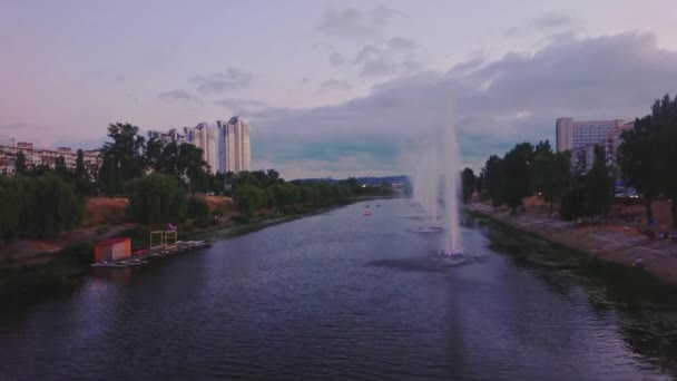 보라색 하늘에 Rusanivsky 분수의 키예프 우크라이나 — 비디오