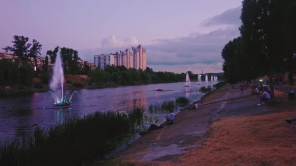 Rusanivsky Canal Fontein Show Met Hoge Kleurrijke Waterstralen Tegen Donkere — Stockvideo