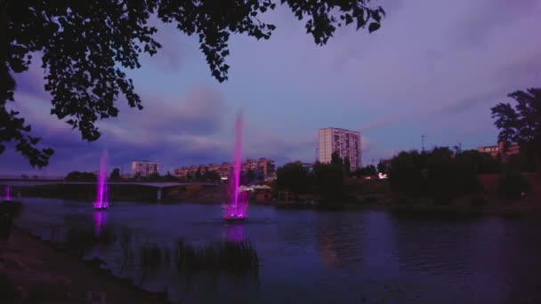 絵のようにカラフルな噴水は 夕方に表示されますロシアの運河 キエフ ウクライナ — ストック動画