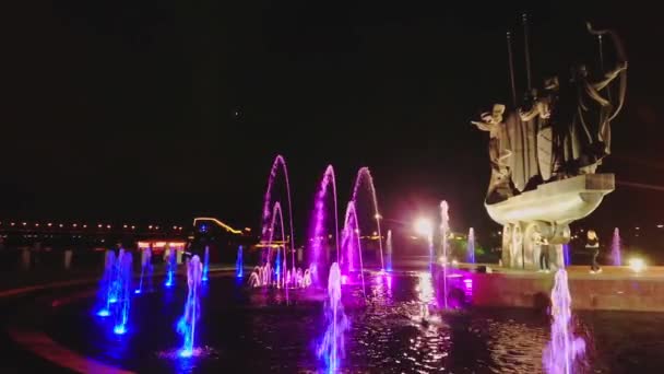 Élvezze Esti Szökőkutak Show Város Alapítói Emlékmű Szülőföld Emlékmű Háttérben — Stock videók