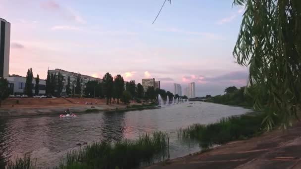 Desfrute Vista Noite Rusanivsky Fountains Exuberante Parque Verde Torno Canal — Vídeo de Stock