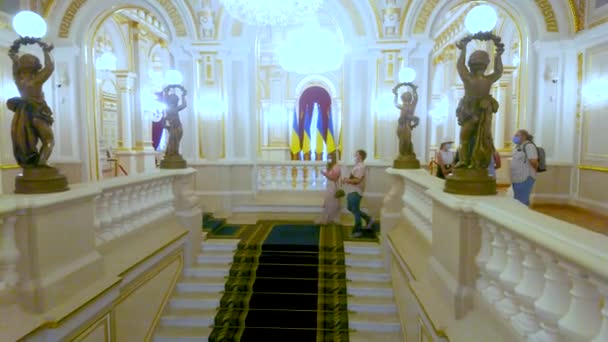 Kyiv 우크라이나 2021년 25일 25일 키예프에서 아름다운 샹들리에의 전망을 마린스키 — 비디오
