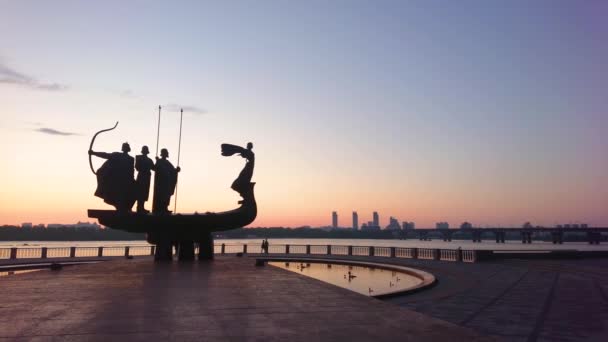 Памятник Основателям Города Перед Восходом Солнца Видом Набережную Реки Днепр — стоковое видео