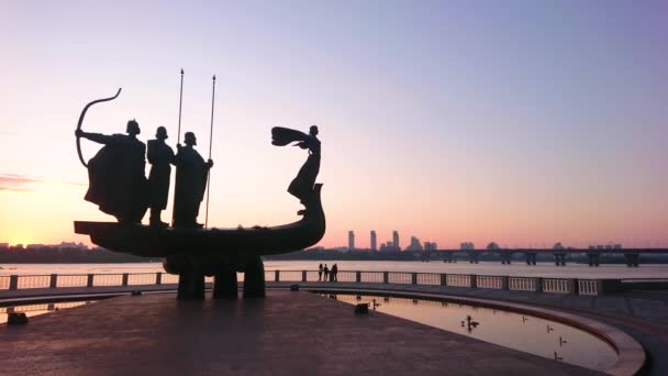 Насолоджуйтесь Видом Статую Засновників Міста Яскравому Заході Сонця Роздумуючи Над — стокове відео