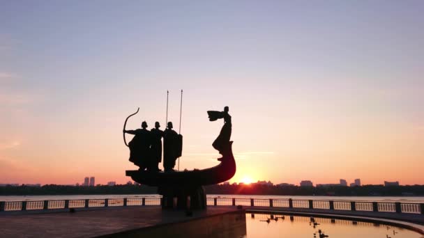 Gün Doğumunun Ilk Dakikalarında Dinyeper Nehri Kıyısındaki Şehir Kurucuları Anıtı — Stok video