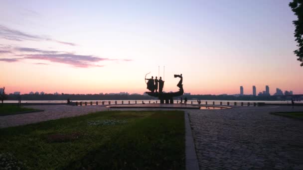Navodnitsky Parkı Boyunca Şehir Kurucuları Anıtı Dinyeper Nehri Kıyısı Kyiv — Stok video