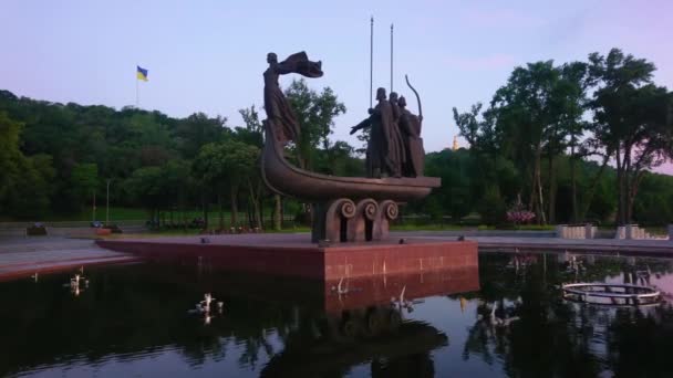 キエフ市創設者への噴水と記念碑の周りの動き キエフのドニエル川の堤防にナヴォデニツキーパークに位置するキエフ シェーク ホーリーフ兄弟とその姉妹リビッドを脅かす — ストック動画