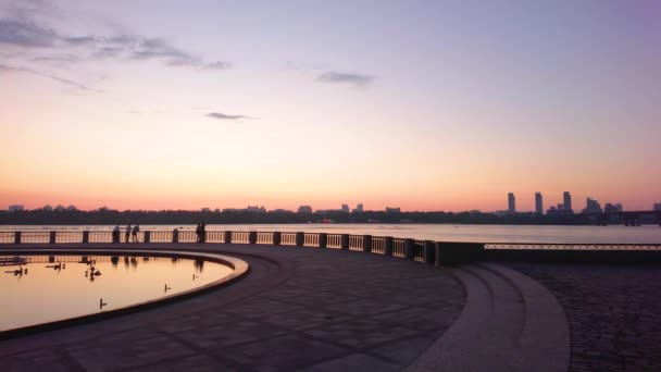 Panorama Céu Alvorada Refletindo Sobre Águas Rio Dnieper Com Monumento — Vídeo de Stock