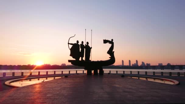 在第聂伯河上方的日出的头几分钟 可以看到乌克兰基辅佩切尔斯克市的城市奠基人纪念碑 — 图库视频影像