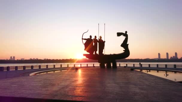 日の出の最初の分に都市の創設者 ドニエプル川と明るい空の風光明媚な記念碑をお楽しみください キエフ ウクライナ — ストック動画