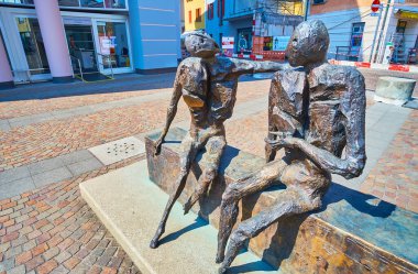 LOCARNO, SWitzERLAND - 26 Mart 2022: La Visita adlı modern heykelin ayrıntıları Nag Arnoldi 'nin Via dell' Ospedale 'deki La Carita Hastanesi, Locarno, İsviçre