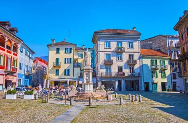 Eski Locarno, Ticino, İsviçre 'deki Piazza Sant' Antonio 'nun tarihi mimarisi