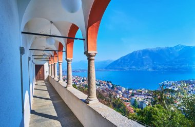 Madonna del Sasso Sığınağı 'nın kemerli terasında İsviçre' nin Orselina kentindeki Lepontine Alpleri, Locarno ve Maggiore Gölü 'nün büyüleyici manzaraları yer almaktadır.