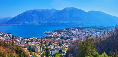 Eski şehrin panoraması ve Locarno 'nun yerleşim yerleri, mavi Maggiore Gölü ve arkasındaki sıradağlar, Ticino, İsviçre