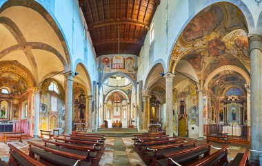 LOCARNO, SWitzERLAND - 26 Mart 2022 San Francesco Kilisesi 'nin narin freskleri, taş sütunları, kemerleri ve ahşap kasaları, Locarno, İsviçre