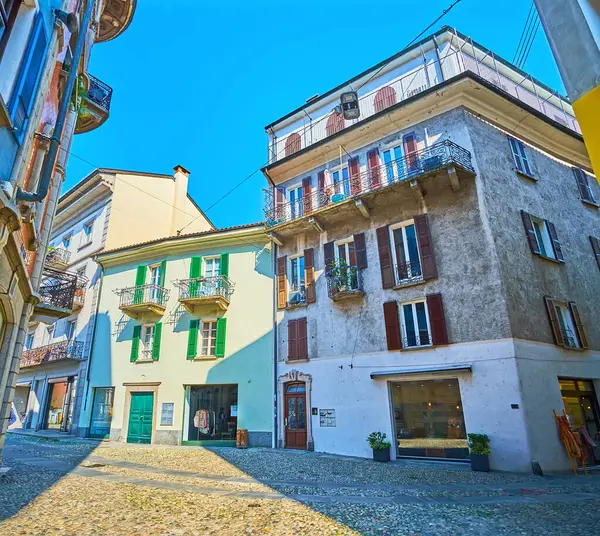 Sant 'Antonio Meydanı, Locarno, İsviçre yolundaki yoğun tarihi evler hattı.