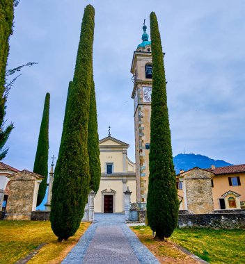 Sant 'Abbondio Kilisesi, Collina d' Oro, Lugano İsviçre parkında uzun selvi ağaçları olan sokak.