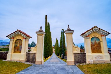 Ana giriş kapısı ve Sant 'Abbondio Chuch, Collina d' Oro, İsviçre 'nin selvi ağaçları.
