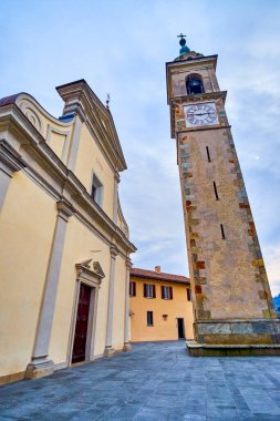 Yüksek saat kulesiyle Sant 'Abbondio Chuch cephesi, Collina d' Oro, İsviçre