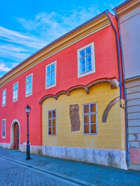 Tancsics Mihaly Caddesi, Macaristan 'daki Ortaçağ Yahudi Dua Evi' nin (Musevi Şapeli, Ortodoks Sinagogu) renkli cephesi