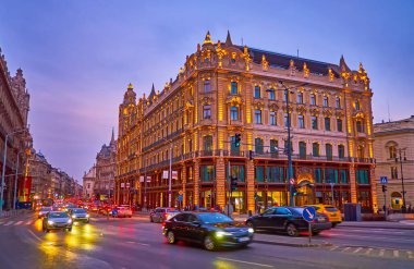 BUDAPEST, HUNGARY - 3 Mart 2022: akşam Lajos Kossuth Caddesi üzerindeki Clotilde Sarayı, Budapeşte, Macaristan