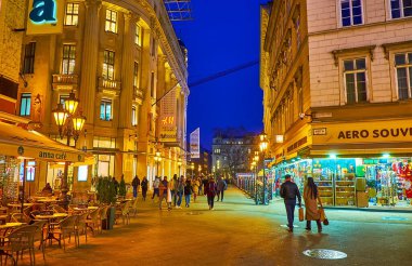 BUDAPEST, HUNGARY - 3 Mart 2022: Vaci Caddesi, Budapeşte, Macaristan 'daki restoranlar, açık hava yemekleri ve turist dükkanları kuyruğu