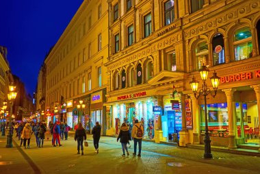 BUDAPEST, HUNGARY - 3 Mart 2022: Popüler Vaci Caddesi, Budapeşte, Macaristan 'da akşam yürüyüşü