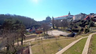Antika evler ve tarihi şehir simgeleriyle çevrili Breuer Bahçeleri Panoraması - Merkezi Bohemya Galerisi (eski Cizvit Koleji), St Barbara Katedrali, Kutna Hora, Çek Cumhuriyeti