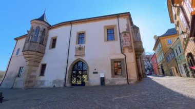 Ortaçağ Gotik Hradek (Kale) Çek Gümüş Müzesi ve yanında küçük bir park bulunan Panorama, Barborska Caddesi, Kutna Hora, Çek Cumhuriyeti