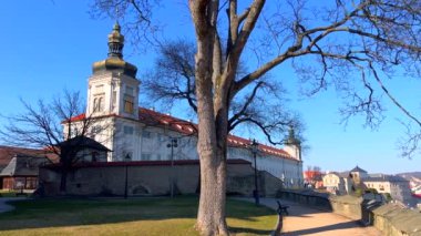 Tarihi kent simgeleri - Çek Cumhuriyeti Kutna Hora, St. Barbara Katedrali 'nin terasından vadideki Central Bohemian Galerisi, St. James Kilisesi ve Breuer Bahçeleri