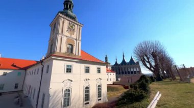 Orta Bohem Galerisi Panorama, eski Cizvit Koleji, park ve arka planda St Barbara Katedrali ile çevrili, Kutna Hora, Çek Cumhuriyeti